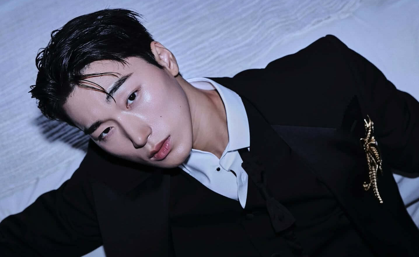 G3S7eucWsAARfbS A face shot of San dressed in a suit for his D&G official partnership