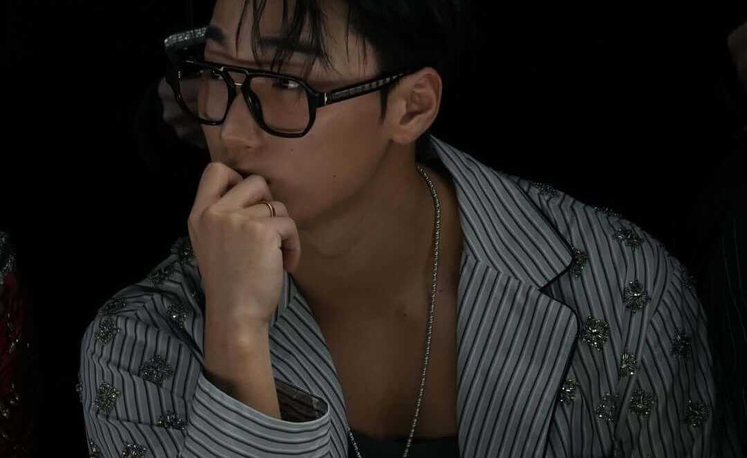 HCQuEZpXMAA7xqC San looking at the women fashion show, shot of the head and bust